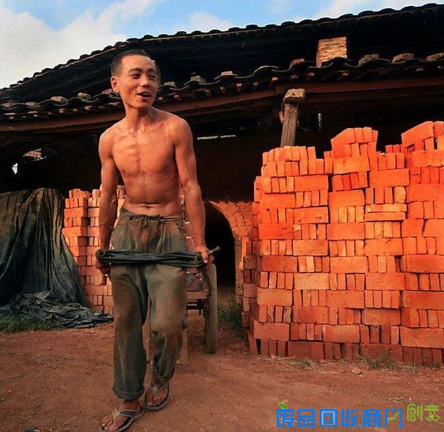 农民工的生活，你，你，你们干不了，你们比不起