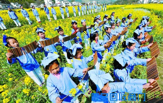 学童穿古装 花海诵经典