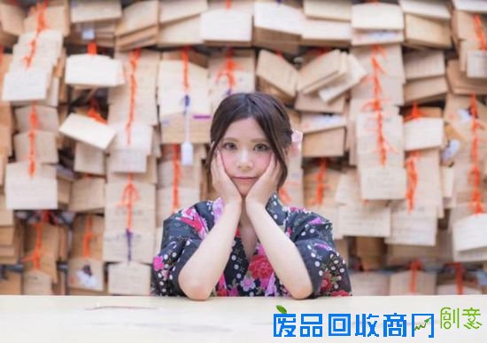 资料图片：“最矮世界小姐”板垣真衣成北大学霸，智商颜值双高。目前板垣真衣在北京居住的地方，距离北京大学要坐1个小时的地铁。上学的时候，她每天上午6时左右起床，7时30分前出门，赶去学校上课。