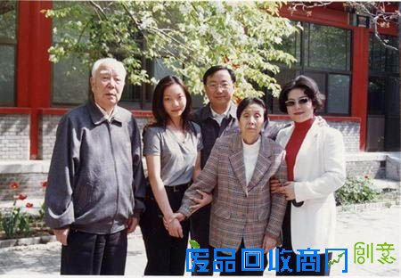 红墙内的“公主”:第一代领导人漂亮孙女(图)