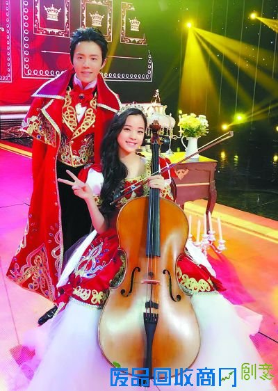 李云迪(左)和欧阳娜娜在湖南卫视华人华侨春晚上。