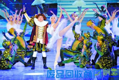 北京台春晚,那威和著名芭蕾舞演员邱思婷表演《天鹅湖》。