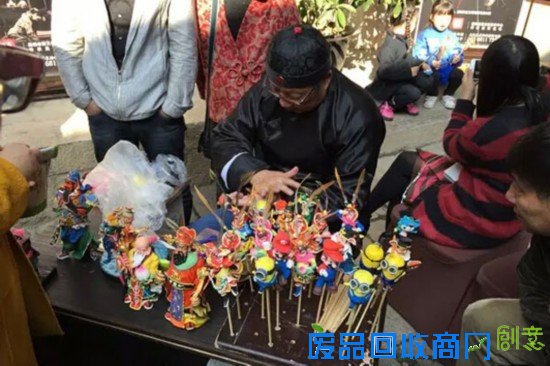 “捏泥人”很受游客追捧