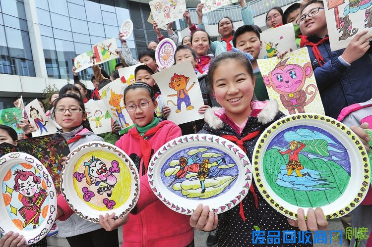 　　孩子们用画笔创作出形态各异的猴子造型。　　□记者　徐志强　摄　　