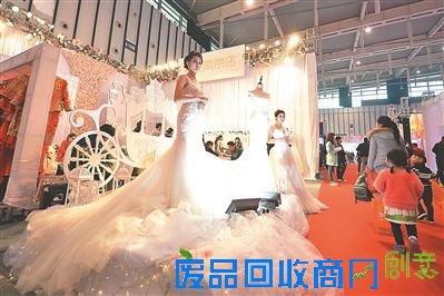 2016长三角婚庆文化嘉年华昨天在南京国际博览中心浪漫启幕。百余家婚纱摄影、婚宴、婚庆礼仪、婚纱礼服、蜜月游商户“盛装”参展，让人目不暇接。