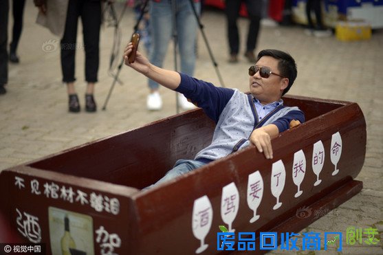 重庆游客进入棺材体验“死亡” 网友：你会不会敢去参与体验？（组图）