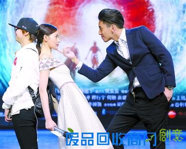 张天爱展“男儿本色” 王大陆小鸟依人