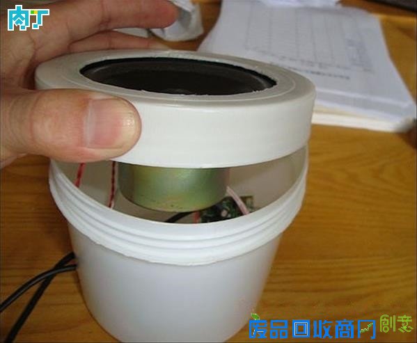 手工DIY电子科技小制作 用塑料桶做个小音箱教程◆肉丁儿童网