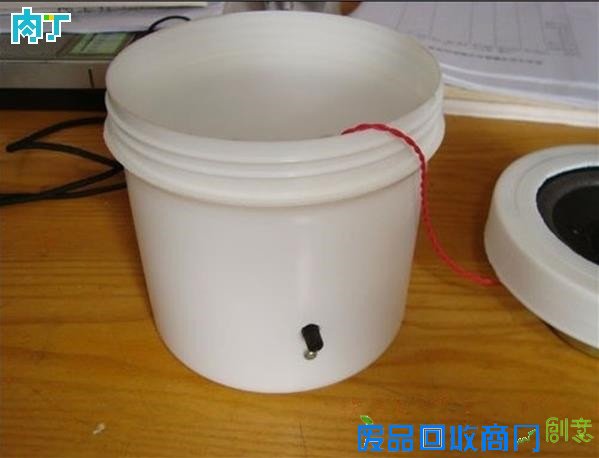 手工DIY电子科技小制作 用塑料桶做个小音箱教程◆肉丁儿童网