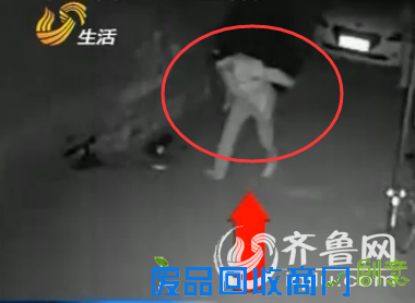 监控显示，小伙子背着一个很沉的大箱子。（视频截图）