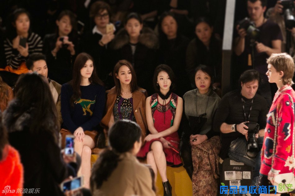 组图：周冬雨亮相时装周 俏皮可爱少女感爆棚