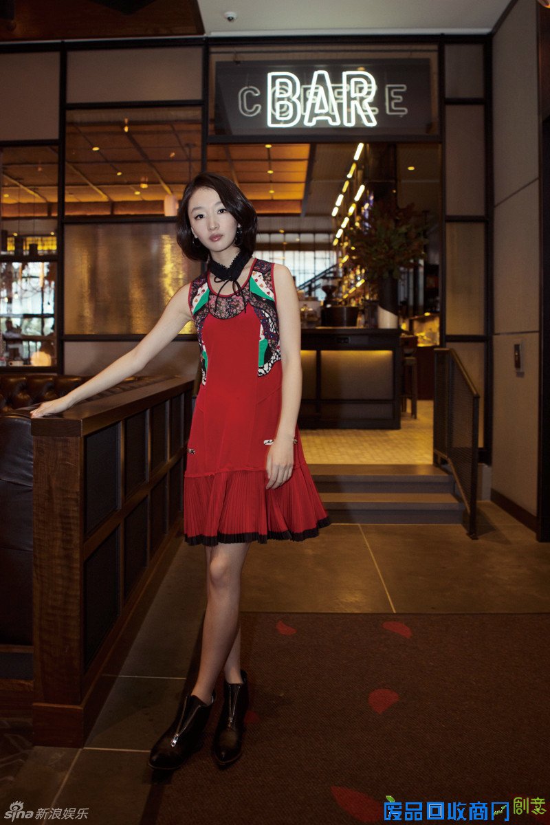 组图：周冬雨亮相时装周 俏皮可爱少女感爆棚