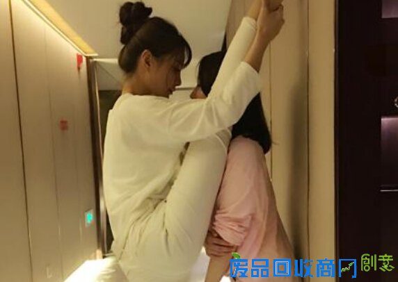 沈梦辰秀大长腿一字马壁咚 撩妹新技能满分