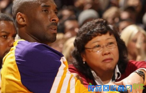 华裔女子长得不美 但科比到哪打球都带着她