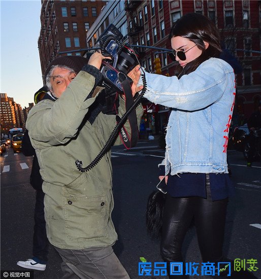 超模街头与摄影师上演全武行