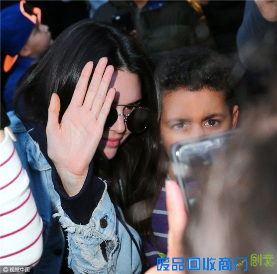 超模街头与摄影师上演全武行