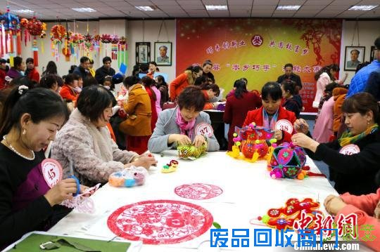 甘肃张掖临泽县妇女争做编织巧手（组图）