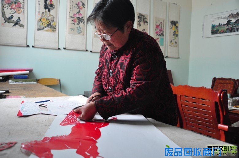 迎马年六旬艺人“剪”出幸福生活