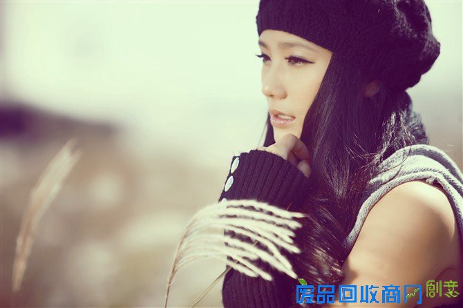 在芦苇中的气质清纯甜美女孩