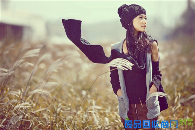 在芦苇中的气质清纯甜美女孩