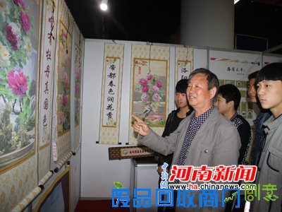 洛阳65岁工程师研制出牡丹画电暖器 能挂墙卷起