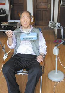 78岁老工程师再创业 曾在女厕所试制红外照射灯