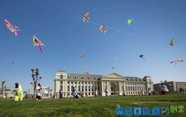 河南农大古装俊男美女清明放纸鸢忙摄影代言中华传统文化