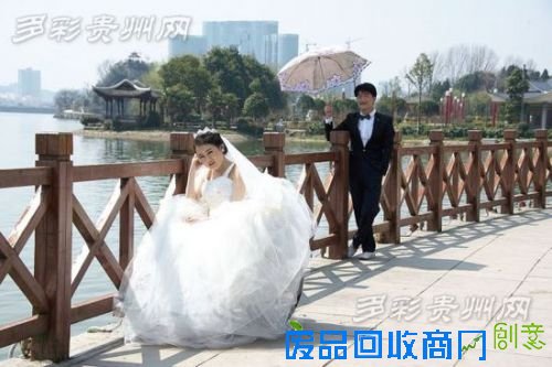 小艺和男友的婚纱照。