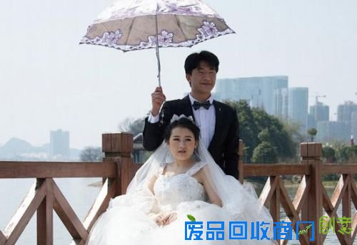 小艺和男友的婚纱照。