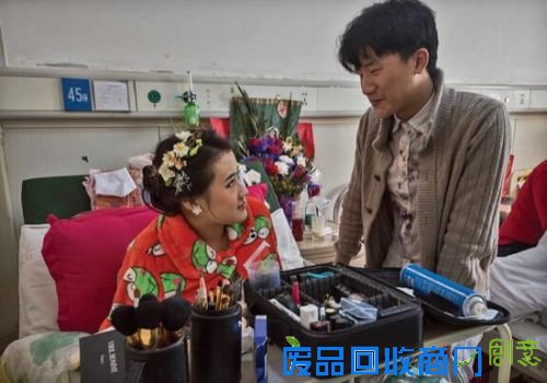 小艺和男友的婚纱照。