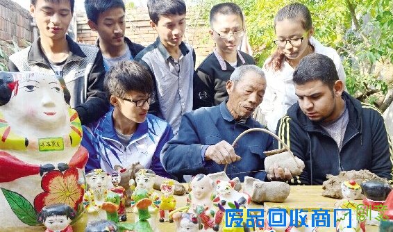 泥塑艺人教泥塑制作 感受传统文化魅力
