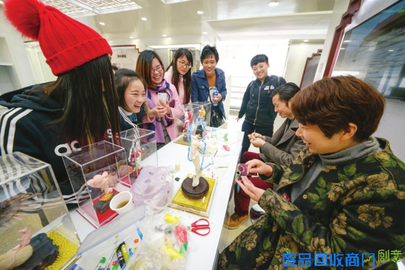 　　12日，来自相城区的非遗传承人李顺才、姚长英夫妇在上海浦东国际机场向旅客表演面塑技艺。　□通讯员　季豪　摄