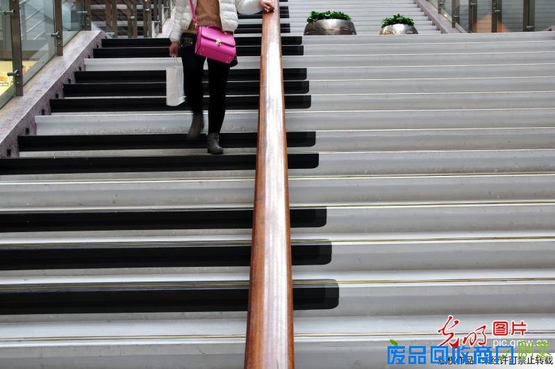 上海商场现“钢琴阶梯”用脚踩出趣味音符