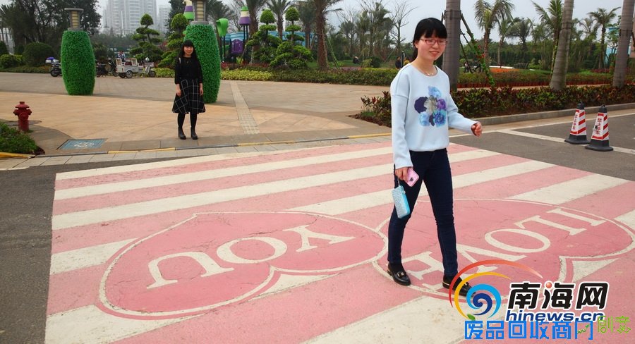“爱心斑马线”亮相海口 心形图案温馨可爱[组图]