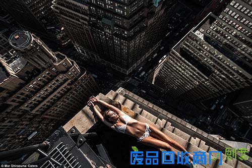 吊炸天！美女在纽约高楼屋顶拍几乎全裸大尺度写真 （组图）