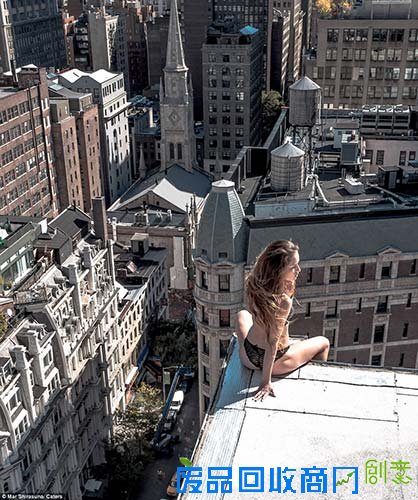 吊炸天！美女在纽约高楼屋顶拍几乎全裸大尺度写真 （组图）