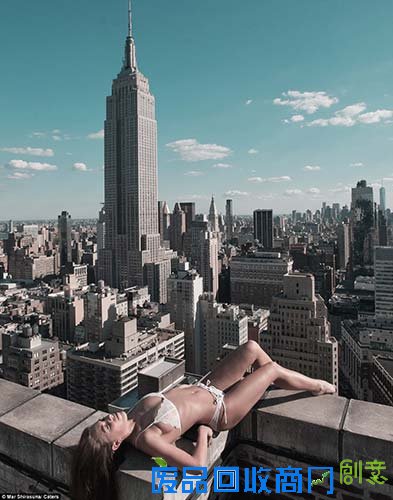 吊炸天！美女在纽约高楼屋顶拍几乎全裸大尺度写真 （组图）