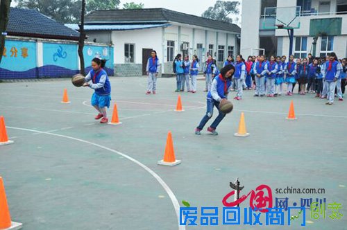成都泡桐树小学蒲江分校开展春节趣味运动会