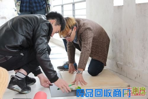 福师大协和学子自制剪纸画 为脏乱墙壁穿“新衣”