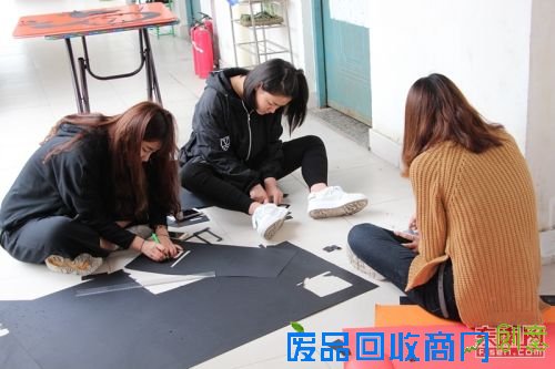福师大协和学子自制剪纸画 为脏乱墙壁穿“新衣”