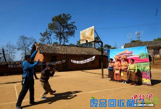 重庆“羊明星”游街迎新年