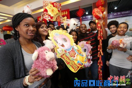 重庆“羊明星”游街迎新年