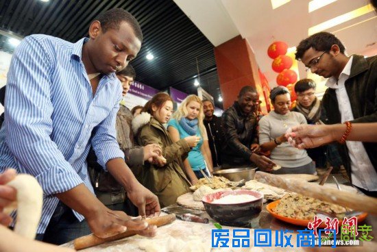 重庆“羊明星”游街迎新年