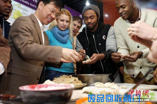 重庆“羊明星”游街迎新年