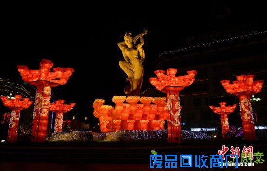 重庆“羊明星”游街迎新年
