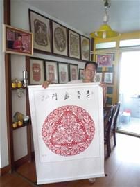 为了庆祝世园会在青岛举办,家住崂山区的刘俊昌老人花了两年多时间,剪出了百余幅团花献礼世园会。