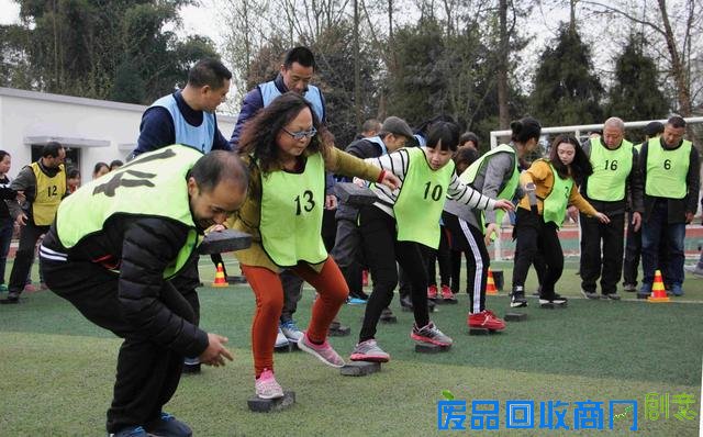 健康生活 快乐工作:火井小学举行教师趣味运动: