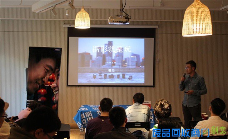 说到摄影，相信每一位朋友都不会陌生，随手用相机记录下身边的美景成为了很多人的习惯，无论是美食、风景、还是美人，都成为了摄影一族的拍摄对象，不过想拍出漂亮的作品确不是那么简单的事情。活动现场，邀请了专业人像摄影师以及VR摄影达人更有在校摄影大神黄渊与爱好者分享摄影技巧。