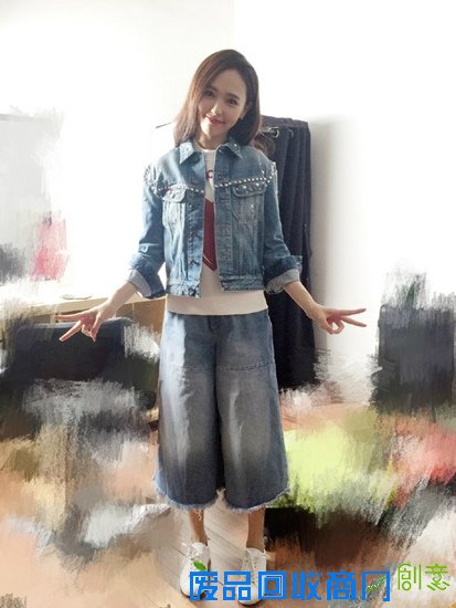 唐嫣晒美照歪头摆剪刀手网友：卡哇伊哦(图)