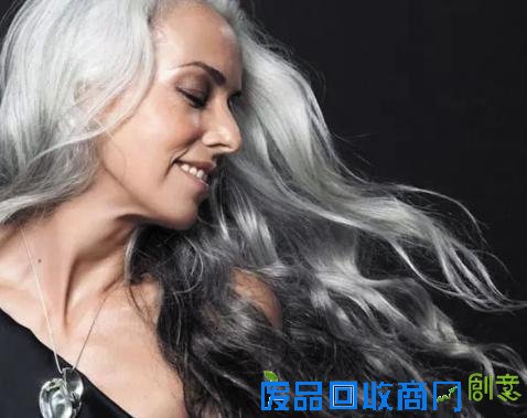 60岁老人做模特 作为视觉艺术家的她对美的追求让人耳目一新(组图)